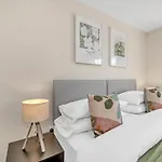 The Grange Luxe2, 5 Bedroom House,Spacious,Contractor,Family,Internet,Free Parking,Group,Study,Relocation,Easily Accessible In Ipswich,Kesgrave