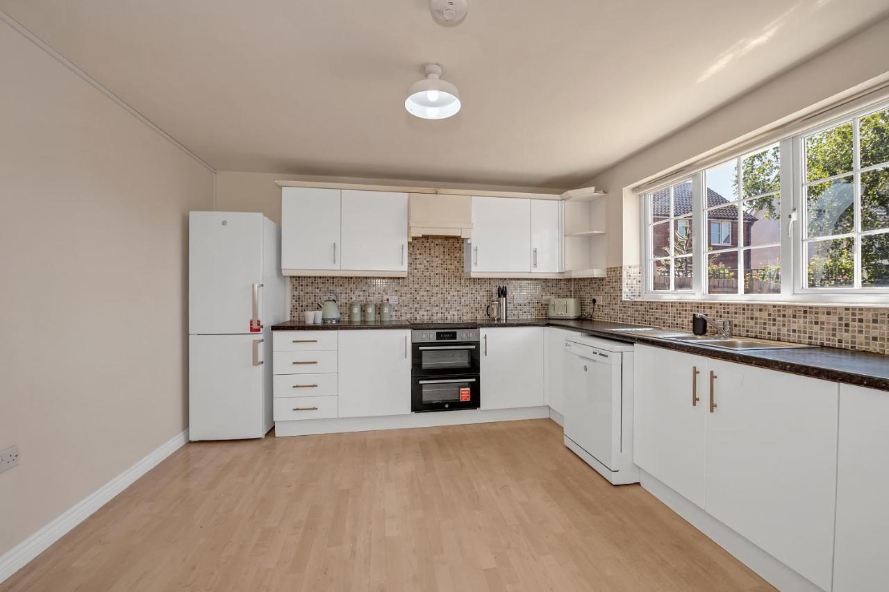 The Grange Luxe2, 5 Bedroom House,spacious,contractor,family,internet,free Parking,group,study,relocation,easily Accessible In Ipswich,kesgrave Holiday home
