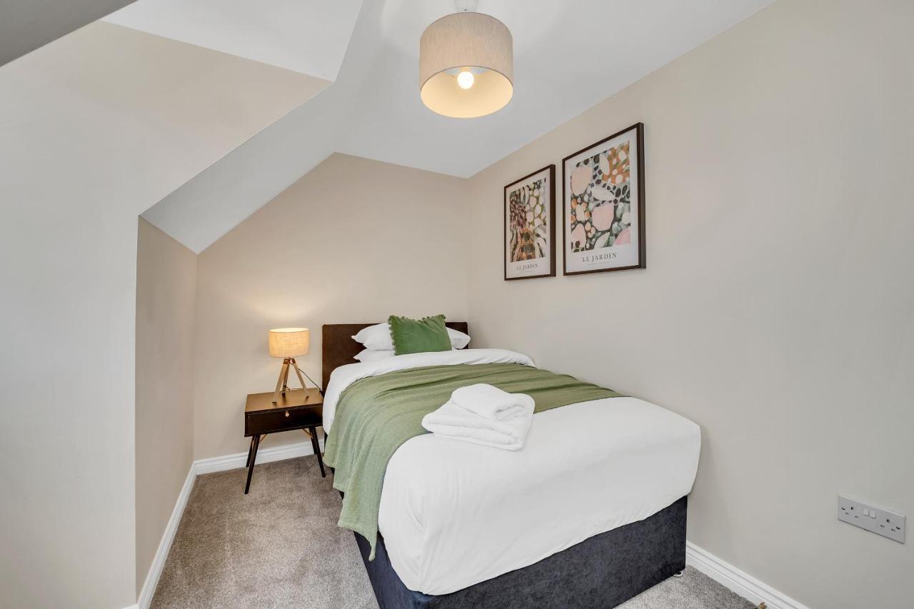 Holiday home The Grange Luxe2, 5 Bedroom House,spacious,contractor,family,internet,free Parking,group,study,relocation,easily Accessible In Ipswich,kesgrave Ipswich
